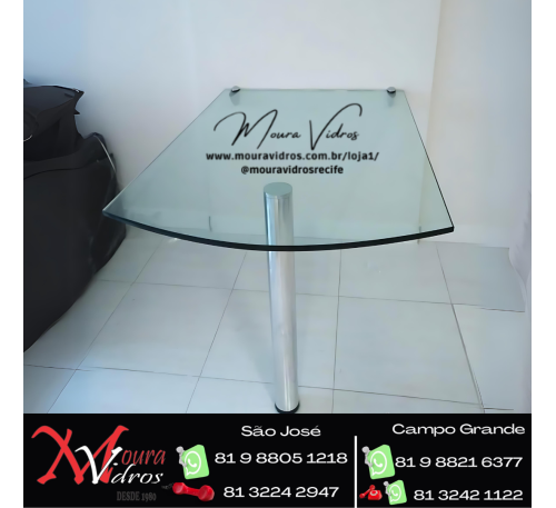 MESA DE VIDRO COM PÉ DE METAL INSTALADA COM SUPORTE DE TUCANO